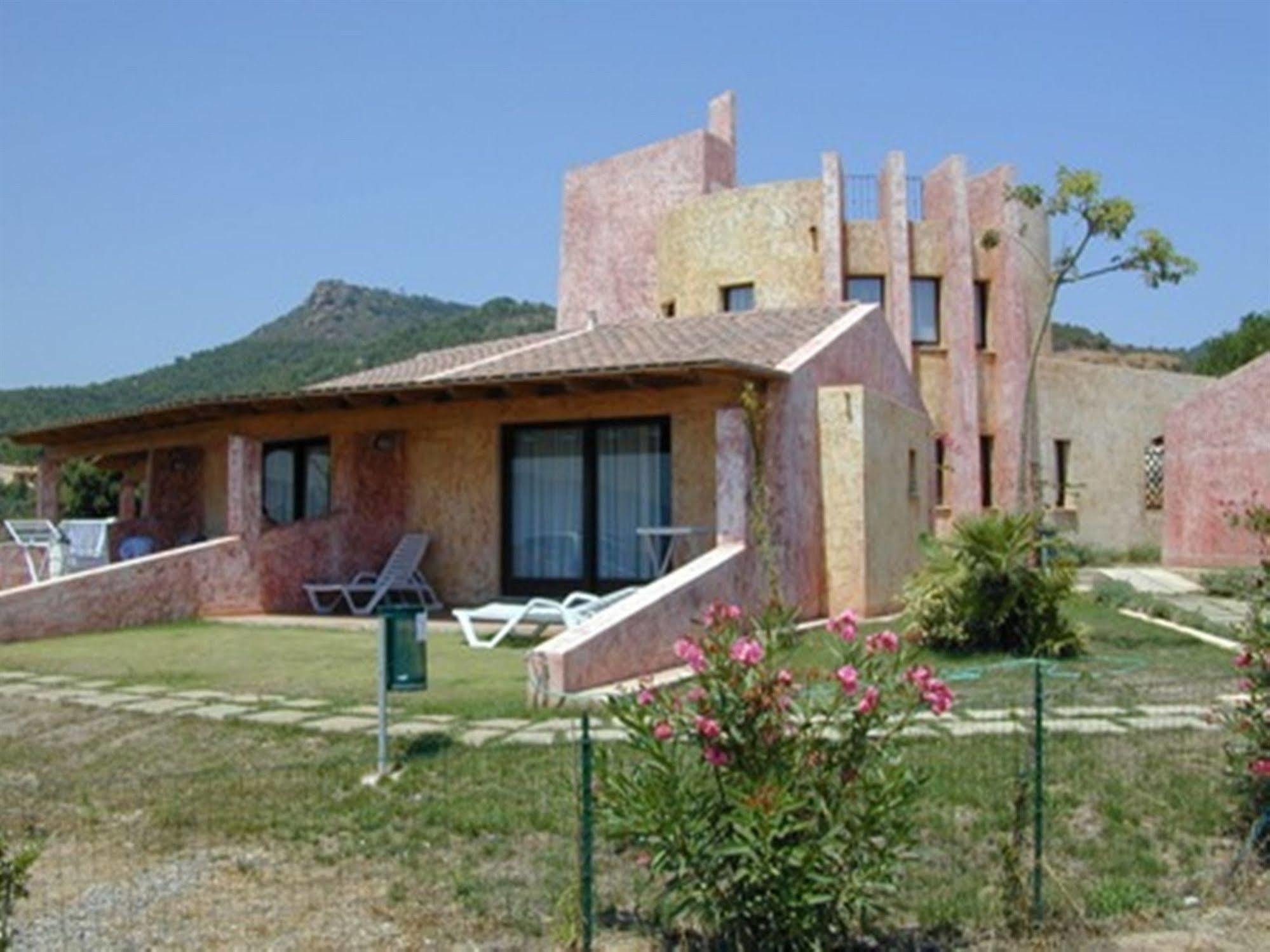 Residence Il Borgo Di Porto Corallo Виллапутцу Экстерьер фото